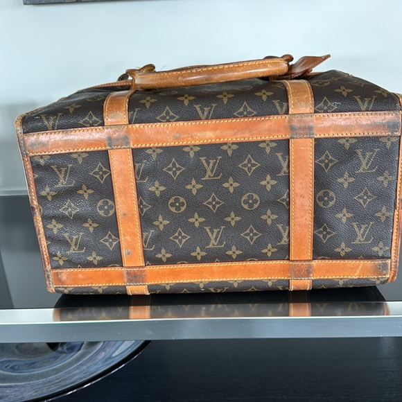 Louis Vuitton pet carrier for a teacup dog 3-4 lbs. includes 2 lamb wool pads - Picture 3 of 4